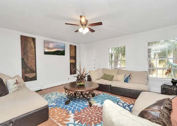 2Br Central Montrose Townhome