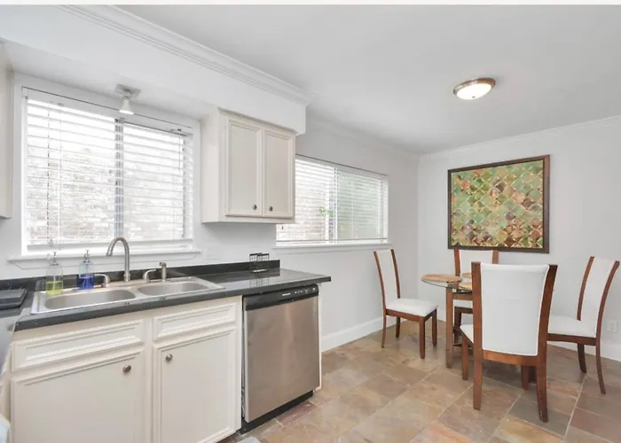 2Br Central Montrose Townhome